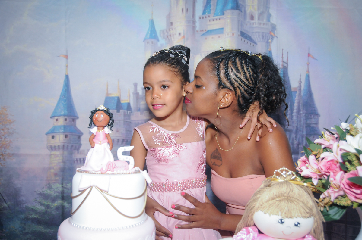 beijo da mamãe no Buffet Fabrica da Alegria, Osasco, São Paulo, aniversário de Alanna 5 anos, tema da festa bonecas princesas