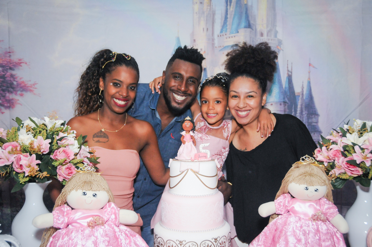 familia posa para a foto no Buffet Fabrica da Alegria, Osasco, São Paulo, aniversário de Alanna 5 anos, tema da festa bonecas princesas