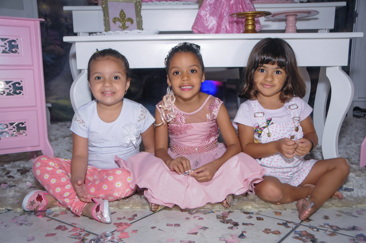 foto com os amigos no Buffet Fabrica da Alegria, Osasco, São Paulo, aniversário de Alanna 5 anos, tema da festa bonecas princesas