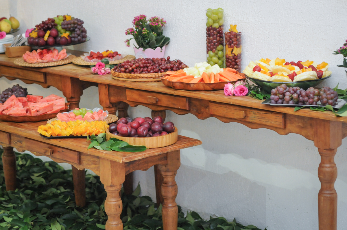 mesa de frutas no Buffet Fabrica da Alegria, Osasco, São Paulo, aniversário de Alanna 5 anos, tema da festa bonecas princesas