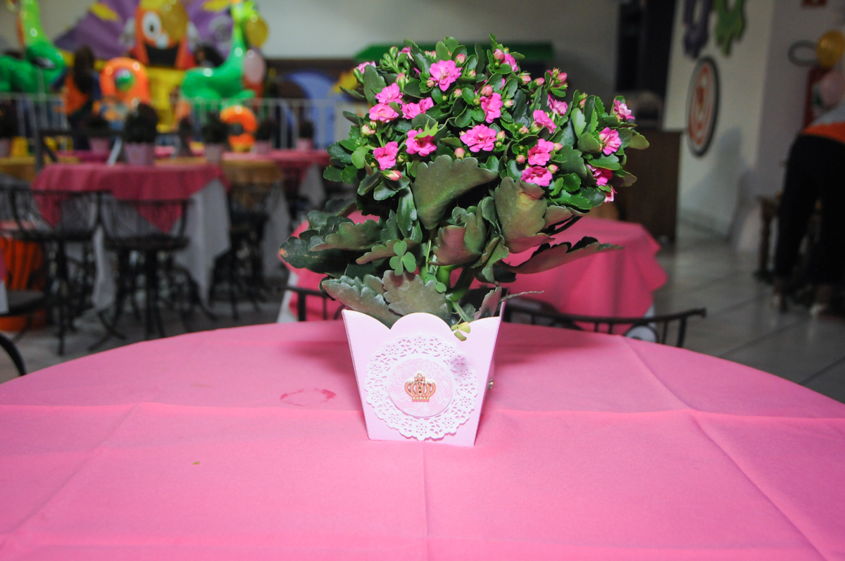 decoração com flores natural no Buffet Fabrica da Alegria, Osasco, São Paulo, aniversário de Alanna 5 anos, tema da festa bonecas princesas
