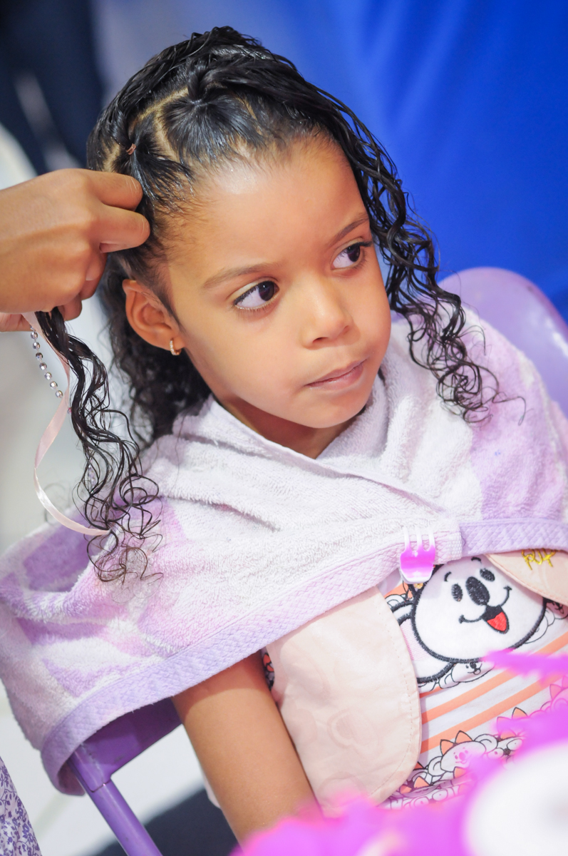 making off da aniversariante no Buffet Fabrica da Alegria, Osasco, São Paulo, aniversário de Alanna 5 anos, tema da festa bonecas princesas