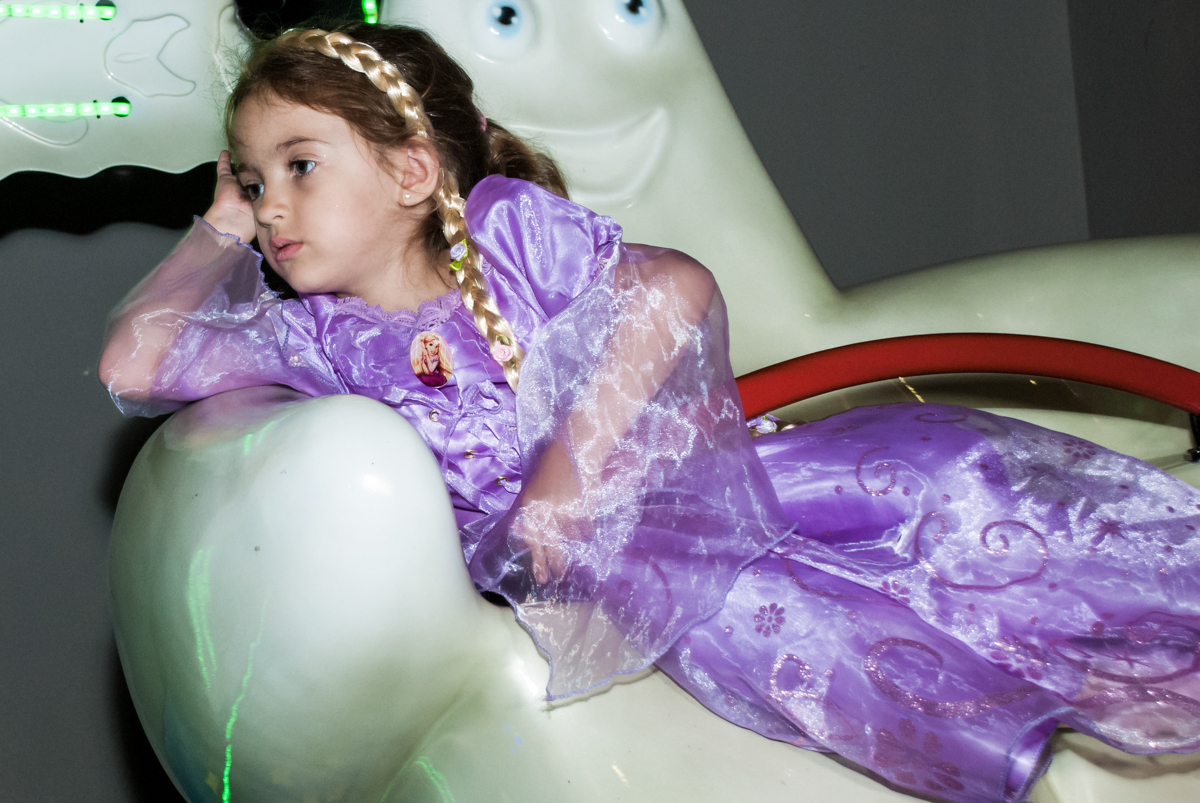 diversão no vrinquedo elevador no Buffet Alpha Prime, Alphaville, São Paulo aniversário de Gabriela 4 anos tema princesas