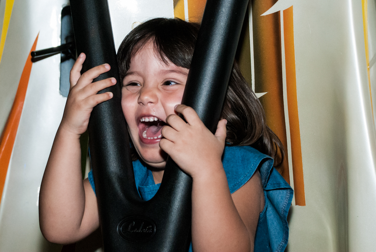 gargalhada espontanea no Buffet Alpha Prime, Alphaville, São Paulo aniversário de Gabriela 4 anos tema princesas