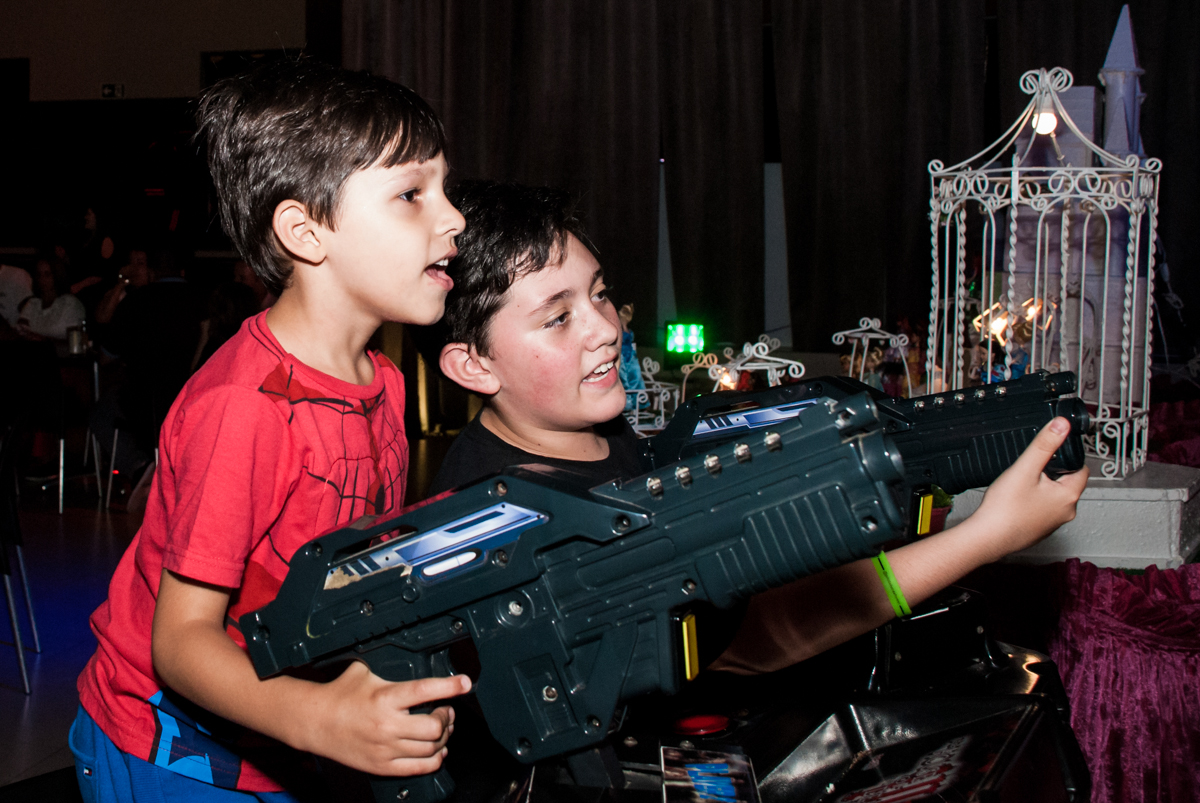 brincando no game no Buffet Alpha Prime, Alphaville, São Paulo aniversário de Gabriela 4 anos tema princesas