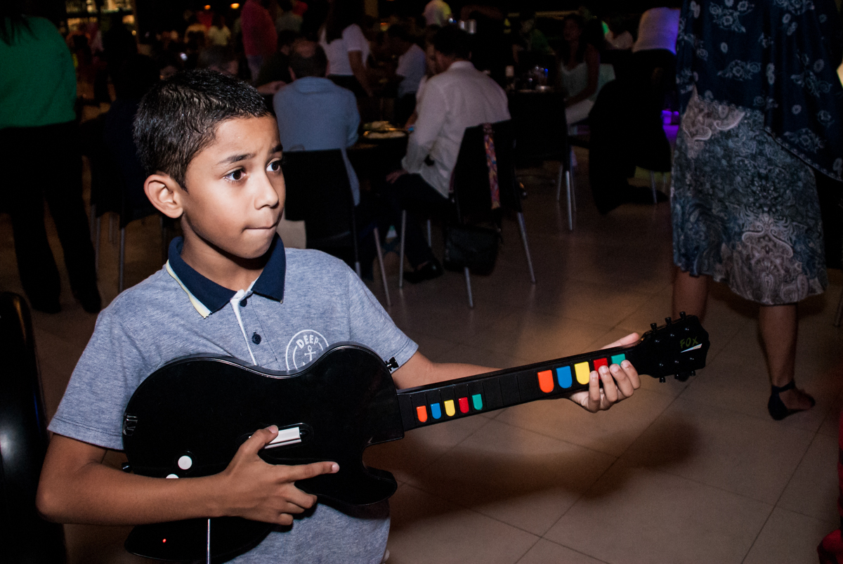 treinando tocar guitarra no Buffet Alpha Prime, Alphaville, São Paulo aniversário de Gabriela 4 anos tema princesas