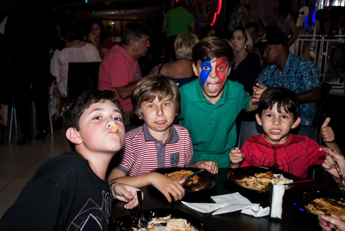 hora do lanche no Buffet Alpha Prime, Alphaville, São Paulo aniversário de Gabriela 4 anos tema princesas