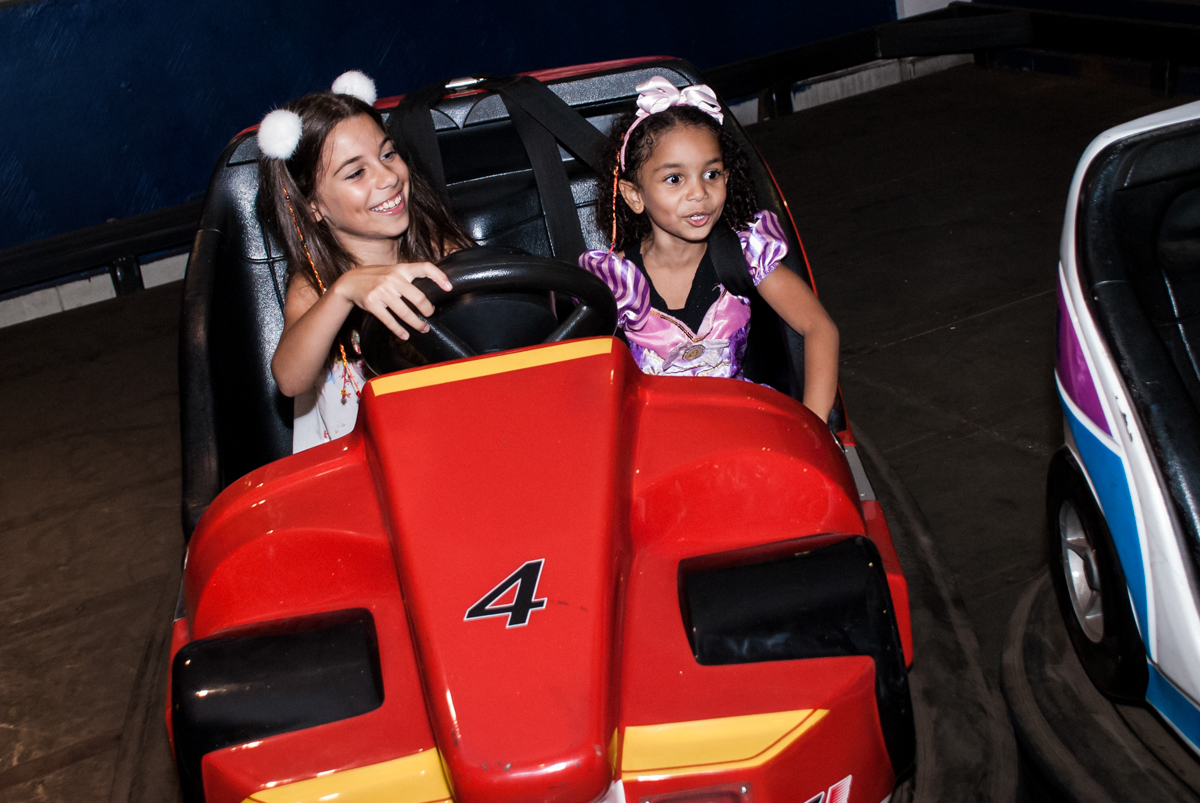 simulador de corridas legal no Buffet Alpha Prime, Alphaville, São Paulo aniversário de Gabriela 4 anos tema princesas