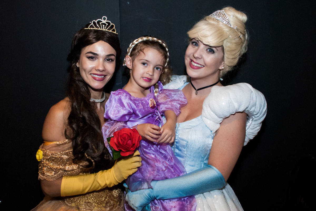 fotografia com as princesas no Buffet Alpha Prime, Alphaville, São Paulo aniversário de Gabriela 4 anos tema princesas