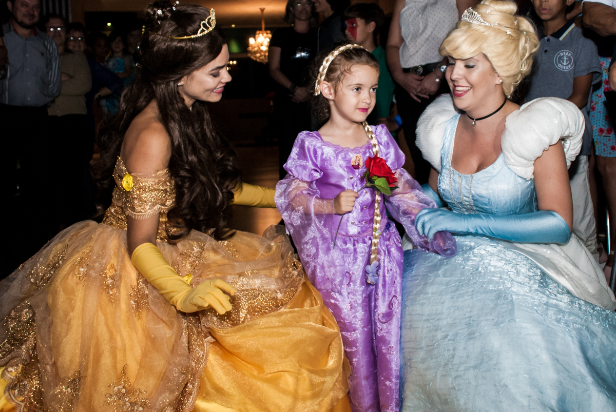 recebendo a rosa da bela no Buffet Alpha Prime, Alphaville, São Paulo aniversário de Gabriela 4 anos tema princesas