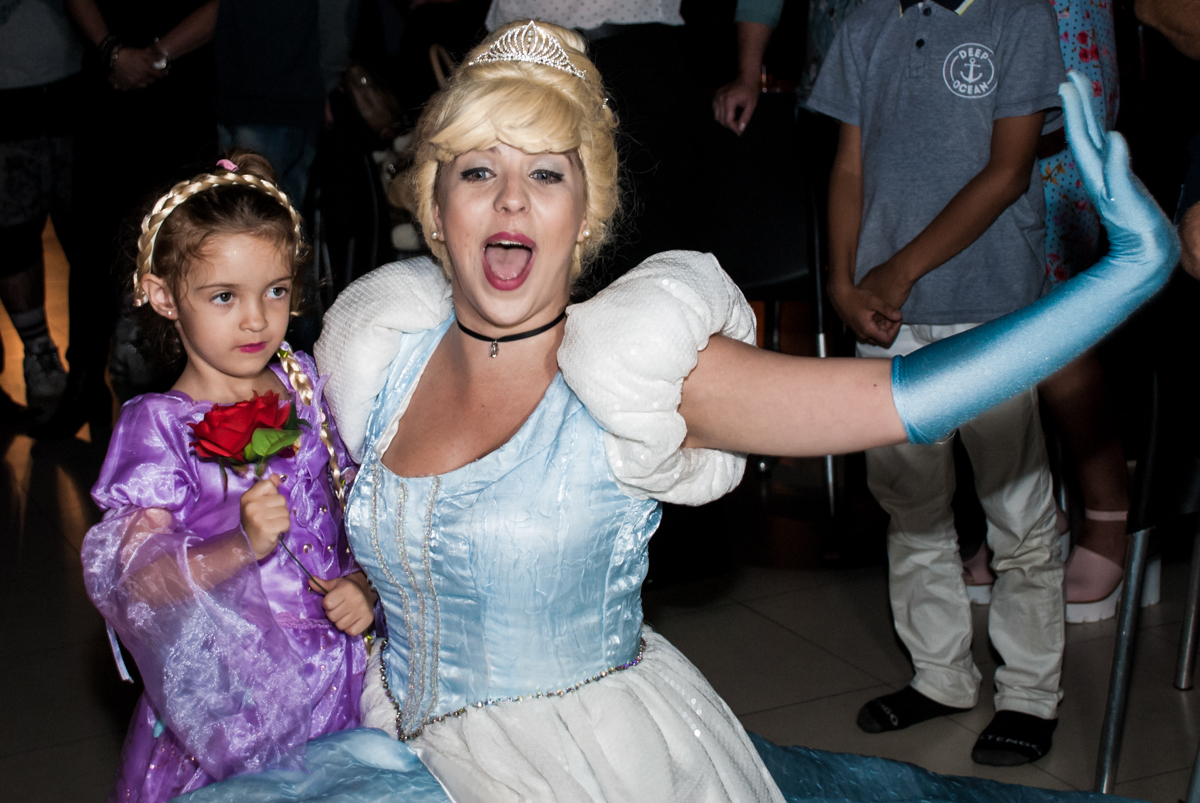 cinderela canta para a aniversariante no Buffet Alpha Prime, Alphaville, São Paulo aniversário de Gabriela 4 anos tema princesas