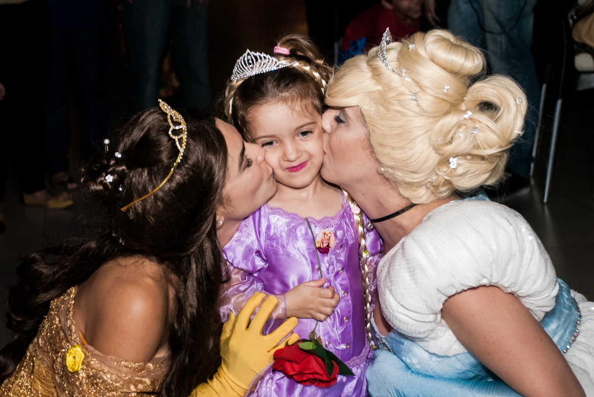 beijo sanduiche no Buffet Alpha Prime, Alphaville, São Paulo aniversário de Gabriela 4 anos tema princesas