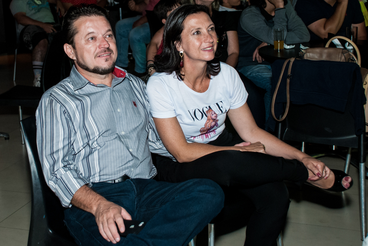 assistindo a retrospectiva no Buffet Alpha Prime, Alphaville, São Paulo aniversário de Gabriela 4 anos tema princesas