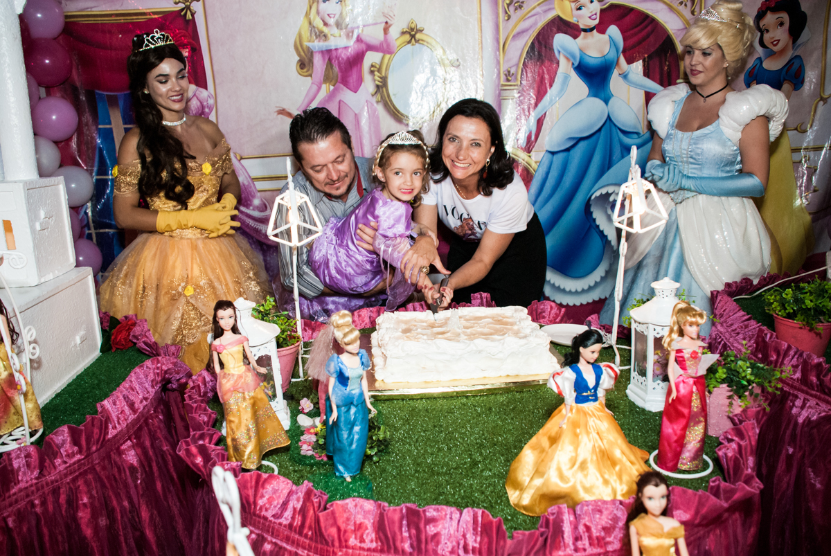 cortando o primeiro pedaço de bolo no Buffet Alpha Prime, Alphaville, São Paulo aniversário de Gabriela 4 anos tema princesas