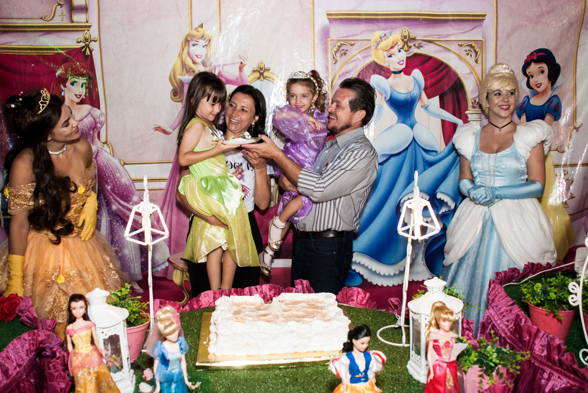 recebendo o primeiro pedaço de bolo no Buffet Alpha Prime, Alphaville, São Paulo aniversário de Gabriela 4 anos tema princesas