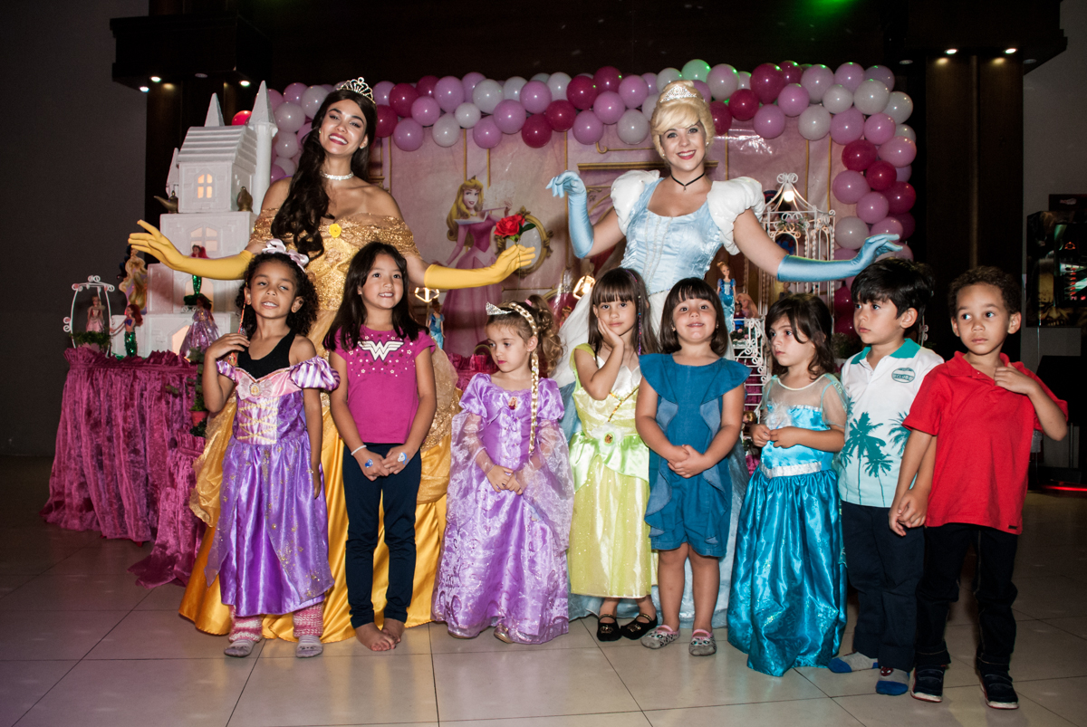 as crianças são fotografadas com as princesas no Buffet Alpha Prime, Alphaville, São Paulo aniversário de Gabriela 4 anos tema princesas