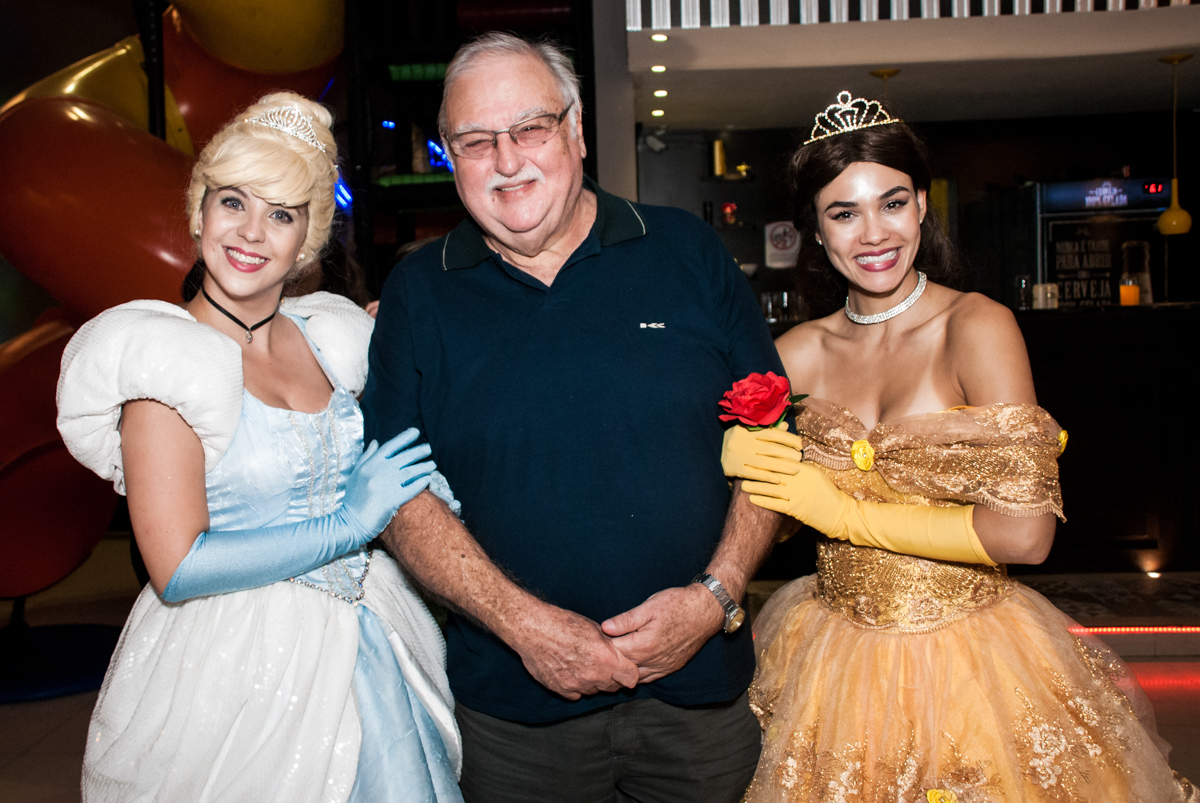 vovô também posa para a foto com as princesas no Buffet Alpha Prime, Alphaville, São Paulo aniversário de Gabriela 4 anos tema princesas