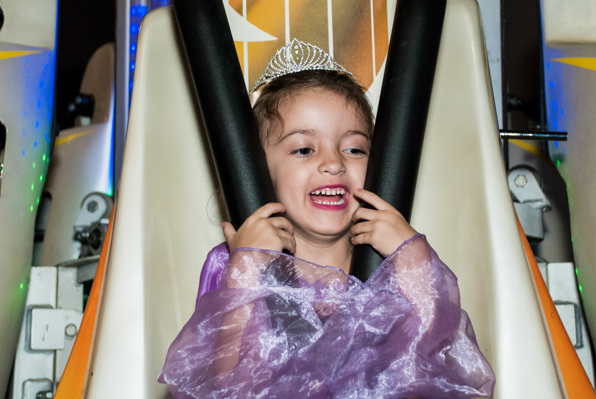 muito bom esse brinquedo elevador no Buffet Alpha Prime, Alphaville, São Paulo aniversário de Gabriela 4 anos tema princesas