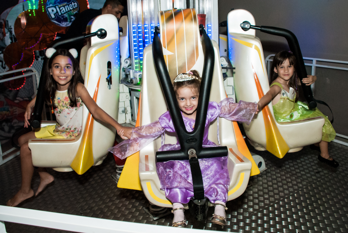 brinquedo elevador divertido no Buffet Alpha Prime, Alphaville, São Paulo aniversário de Gabriela 4 anos tema princesas