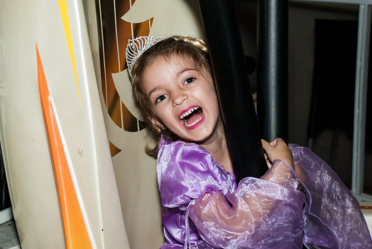 gargalhadas na festa no Buffet Alpha Prime, Alphaville, São Paulo aniversário de Gabriela 4 anos tema princesas
