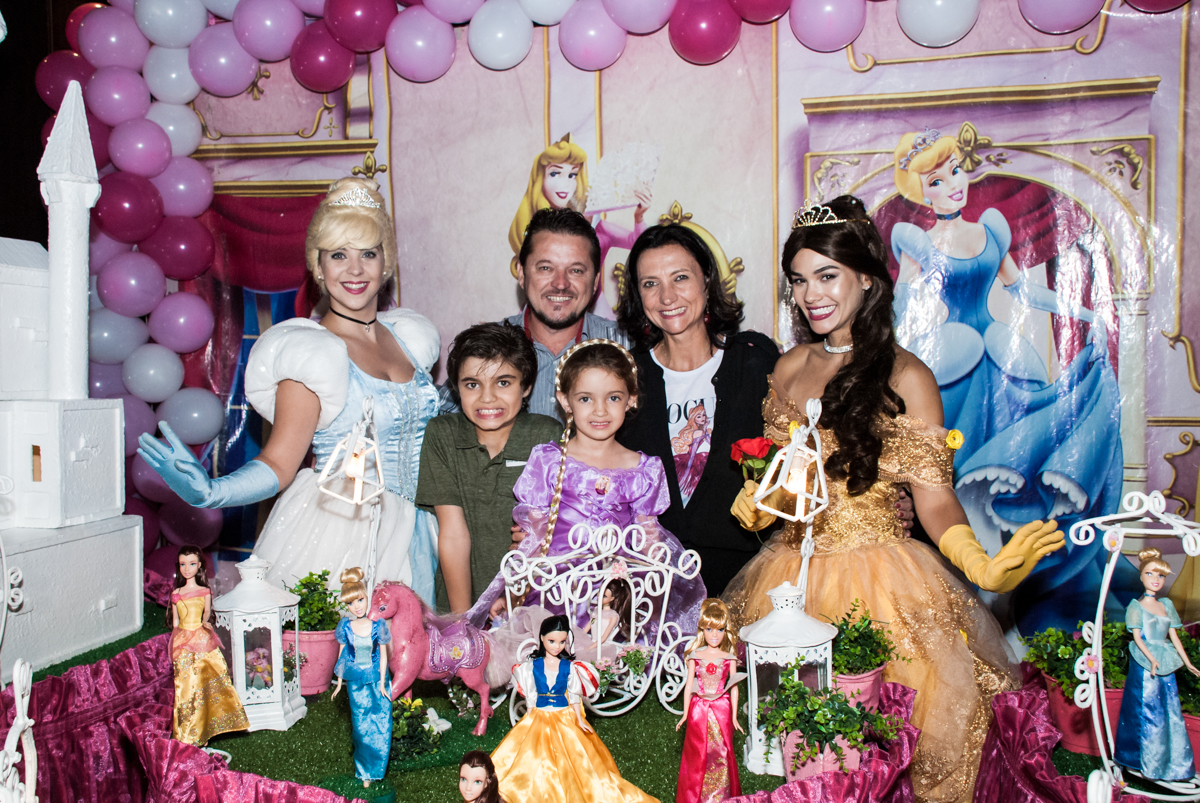 fotografia da família na mesa temática no Buffet Alpha Prime, Alphaville, São Paulo aniversário de Gabriela 4 anos tema princesas