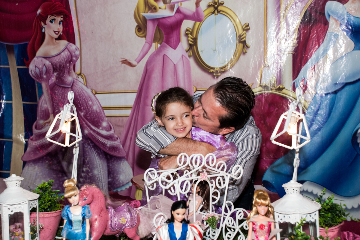 beijo do papai no Buffet Alpha Prime, Alphaville, São Paulo aniversário de Gabriela 4 anos tema princesas