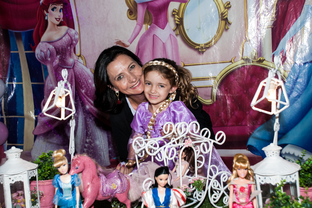 foto mãe e filha no Buffet Alpha Prime, Alphaville, São Paulo aniversário de Gabriela 4 anos tema princesas