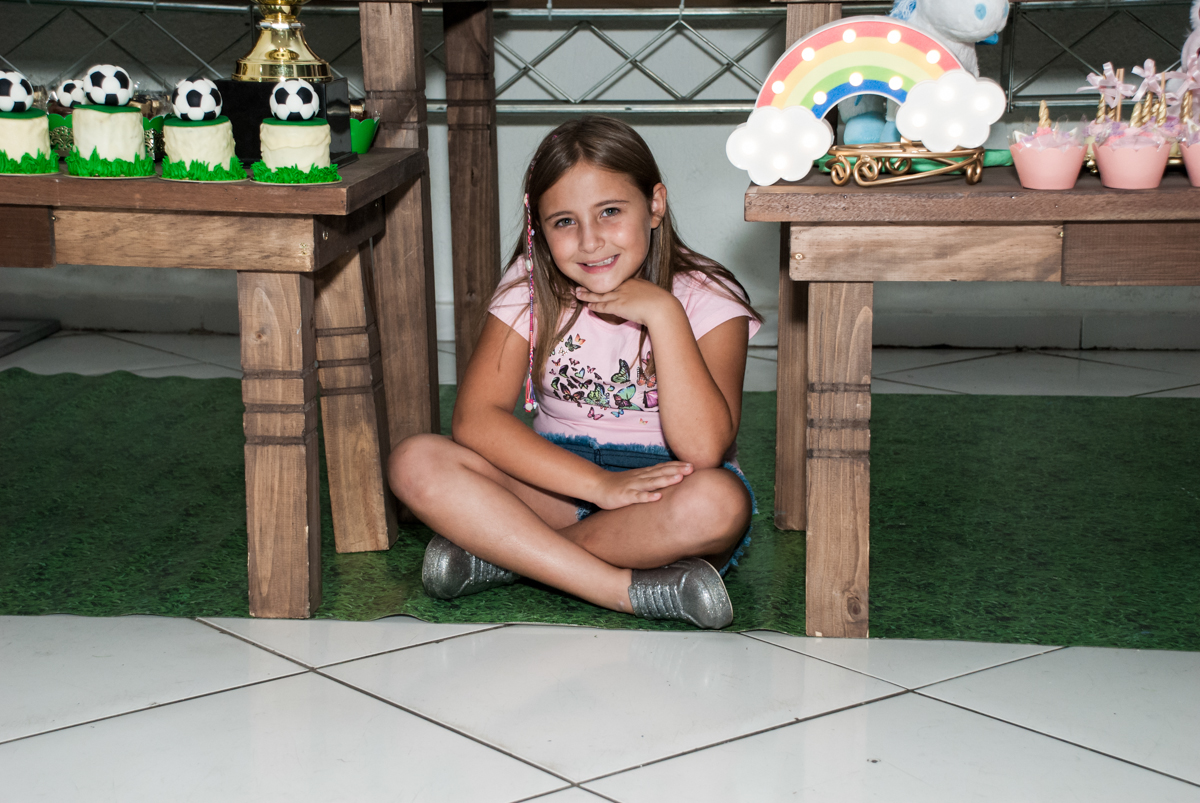 linda posando para as fotos no Buffet Fábrica da Alegria, Morumbi, São Paulo, aniversário de Beatriz e Miguel 8 anos, tema da festa Unicórnio e Futebol