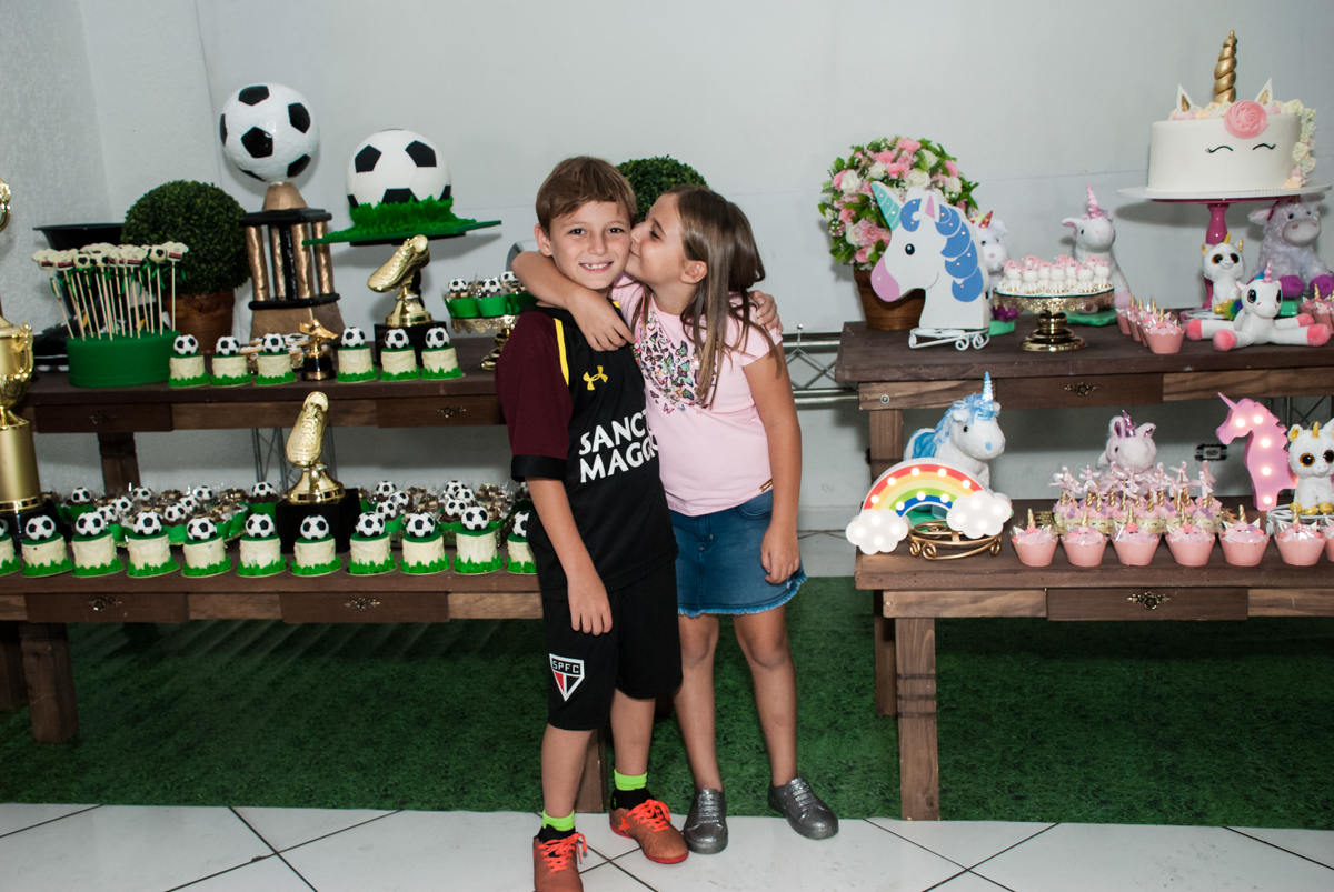 beijo dos irmãos no Buffet Fábrica da Alegria, Morumbi, São Paulo, aniversário de Beatriz e Miguel 8 anos, tema da festa Unicórnio e Futebol