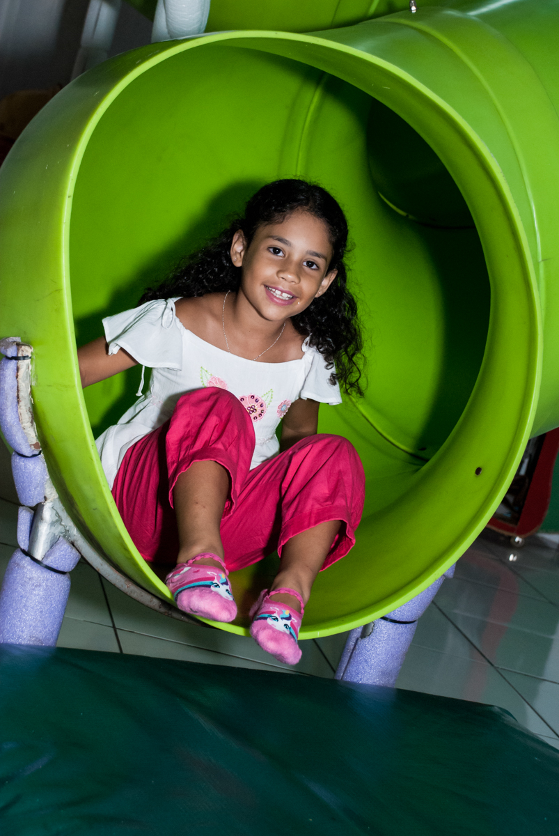 descendo do escorregador no Buffet Fábrica da Alegria, Morumbi, São Paulo, aniversário de Beatriz e Miguel 8 anos, tema da festa Unicórnio e Futebol