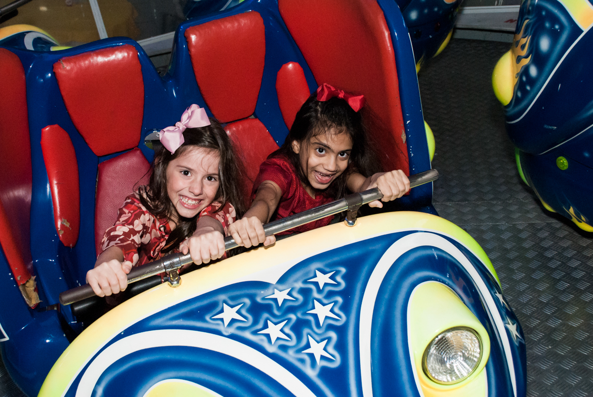 Os amigos curtem o brinquedo jornada nas estrelas no Buffet Fábrica da Alegria, Morumbi, São Paulo, aniversário de Beatriz e Miguel 8 anos, tema da festa Unicórnio e Futebol