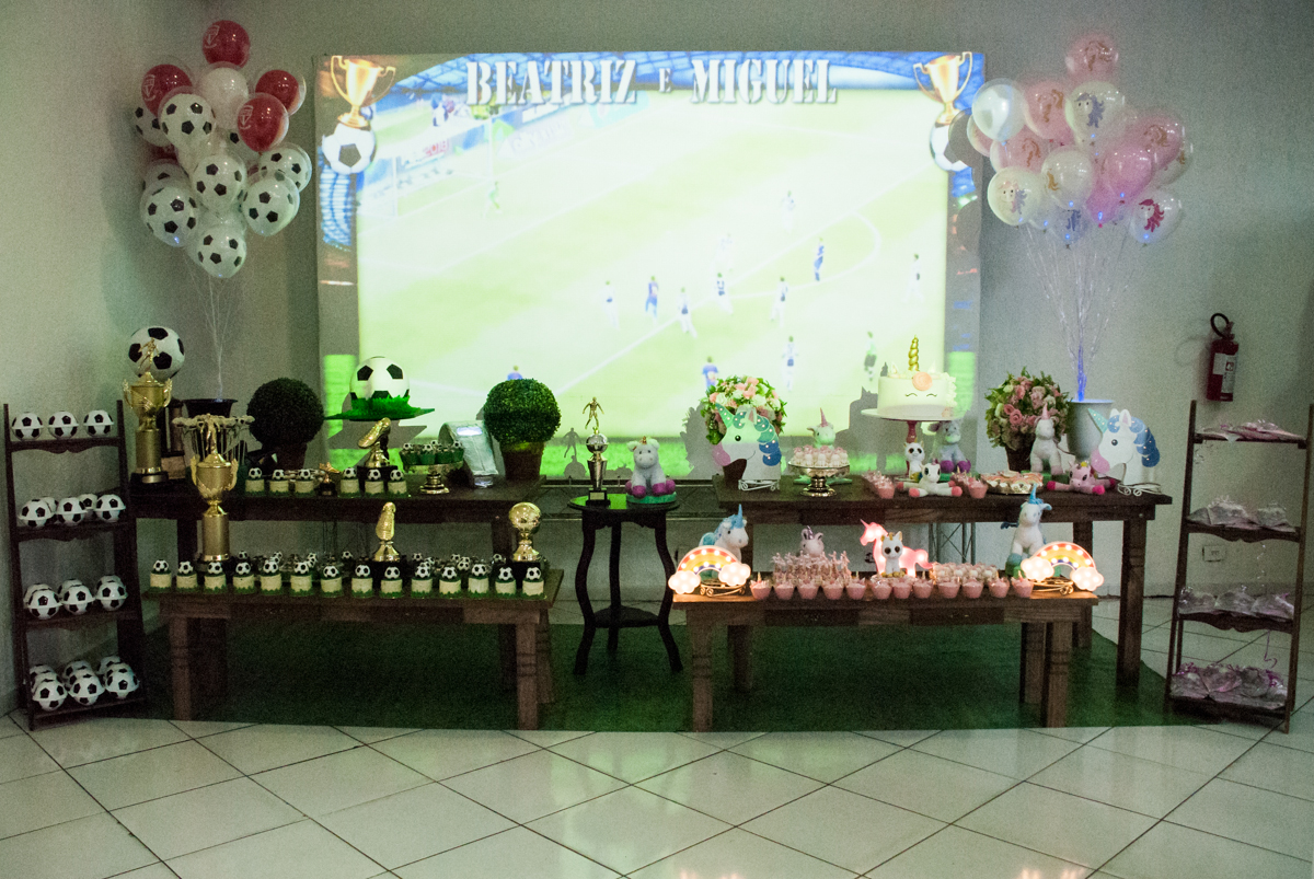 mesa temática no Buffet Fábrica da Alegria, Morumbi, São Paulo, aniversário de Beatriz e Miguel 8 anos, tema da festa Unicórnio e Futebol