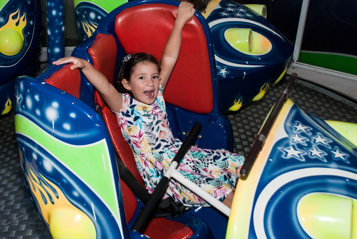 bagunça no brinquedo jornada nas estrelas no Buffet Fábrica da Alegria, Morumbi, São Paulo, aniversário de Beatriz e Miguel 8 anos, tema da festa Unicórnio e Futebol
