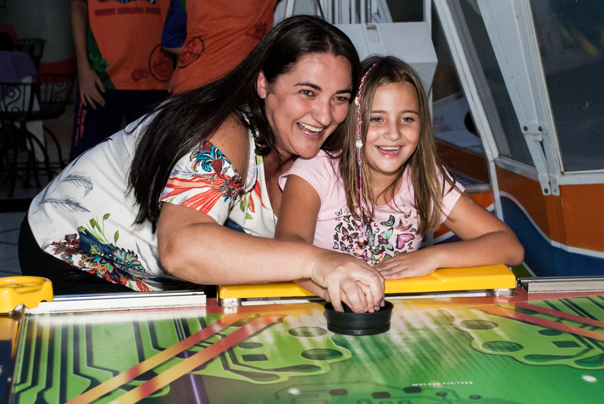 brincando com a mãe no futebol de mesa no Buffet Fábrica da Alegria, Morumbi, São Paulo, aniversário de Beatriz e Miguel 8 anos, tema da festa Unicórnio e Futebol