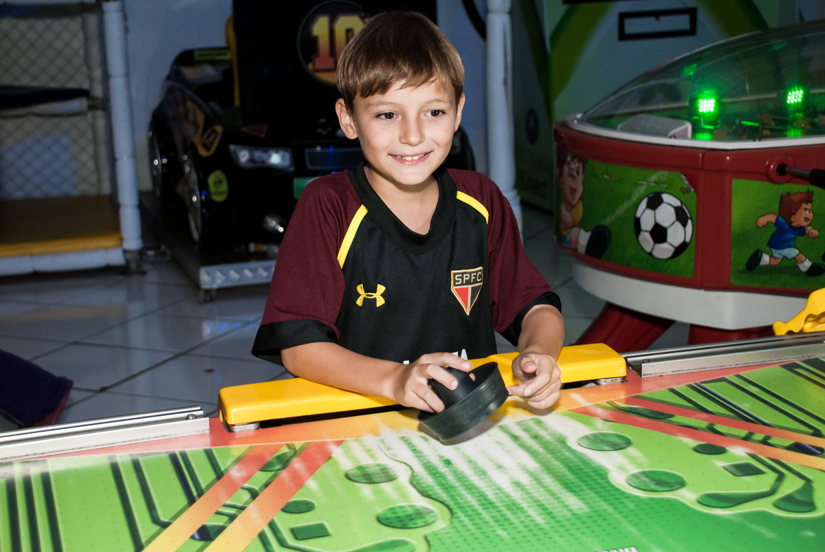 O aniversariante também brinca no futebol de mesa no Buffet Fábrica da Alegria, Morumbi, São Paulo, aniversário de Beatriz e Miguel 8 anos, tema da festa Unicórnio e Futebol