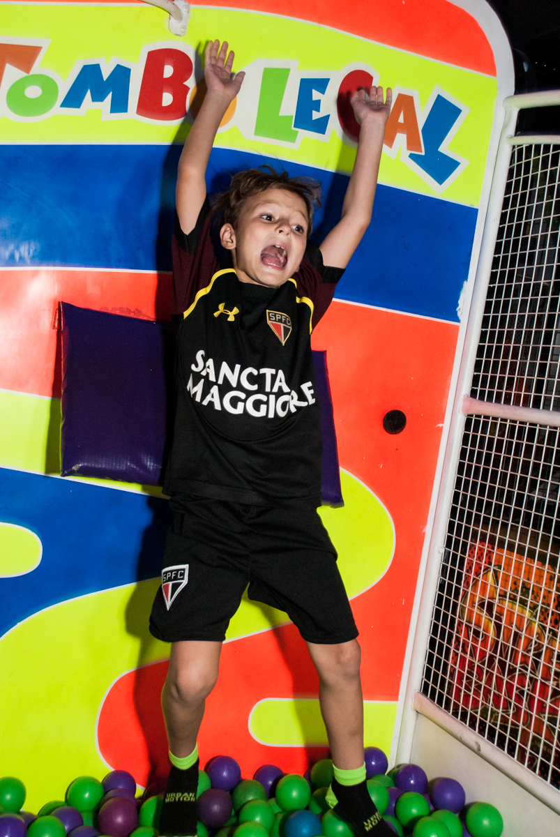 caindo do tombo legal no Buffet Fábrica da Alegria, Morumbi, São Paulo, aniversário de Beatriz e Miguel 8 anos, tema da festa Unicórnio e Futebol