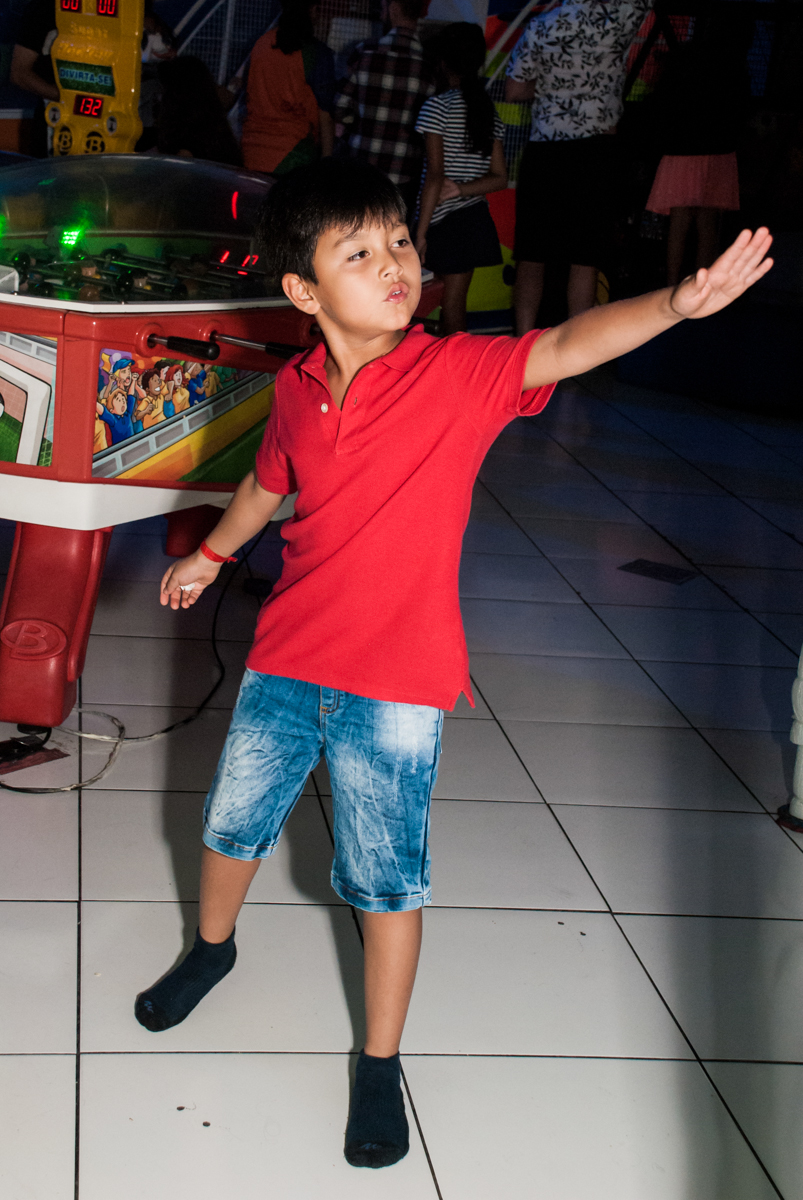 diversão com x box no Buffet Fábrica da Alegria, Morumbi, São Paulo, aniversário de Beatriz e Miguel 8 anos, tema da festa Unicórnio e Futebol