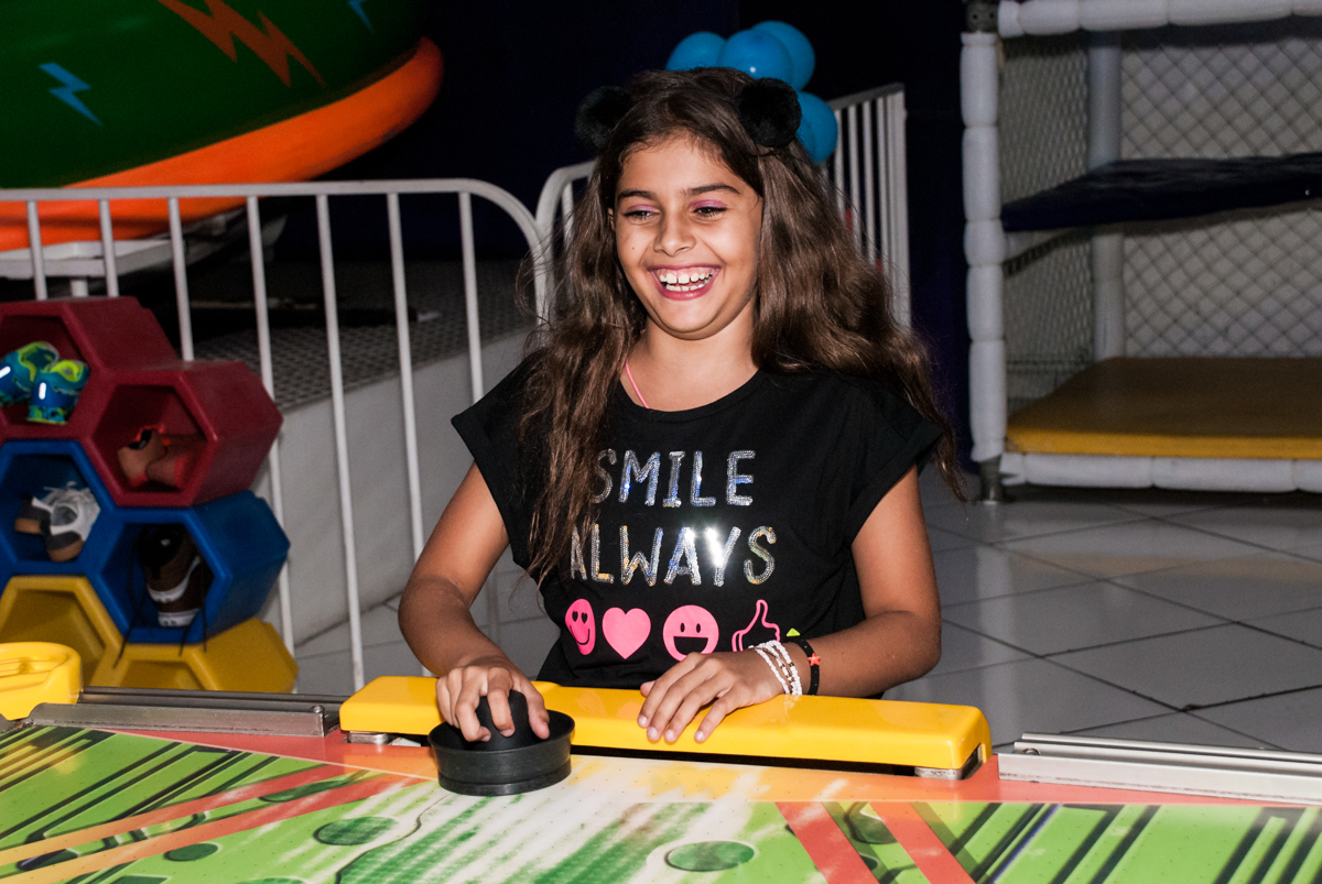 adversário comemora gol no Buffet Fábrica da Alegria, Morumbi, São Paulo, aniversário de Beatriz e Miguel 8 anos, tema da festa Unicórnio e Futebol