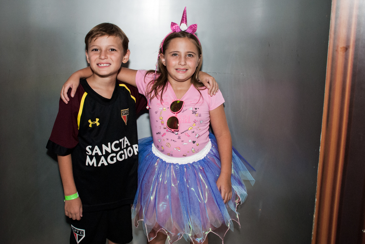 saindo da máquina do parabéns no Buffet Fábrica da Alegria, Morumbi, São Paulo, aniversário de Beatriz e Miguel 8 anos, tema da festa Unicórnio e Futebol