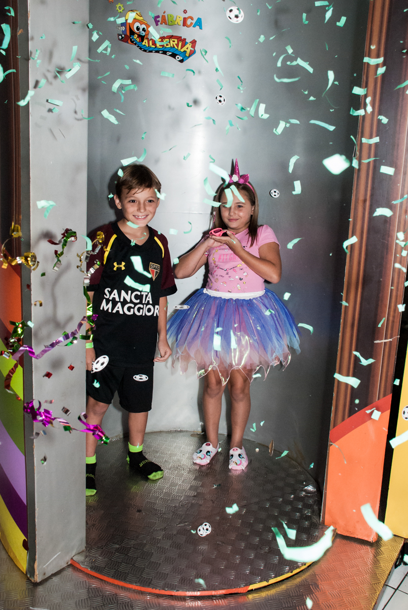 chuva de papel picado no Buffet Fábrica da Alegria, Morumbi, São Paulo, aniversário de Beatriz e Miguel 8 anos, tema da festa Unicórnio e Futebol