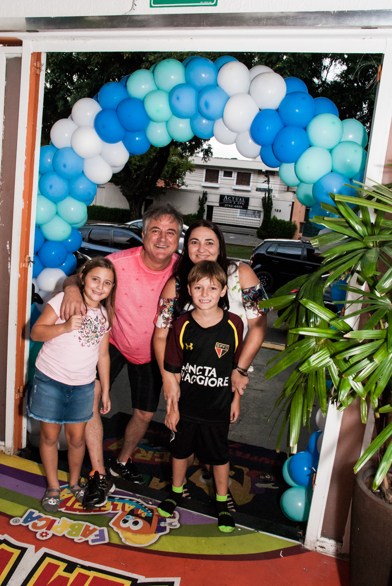 entrada da família para a festa no Buffet Fábrica da Alegria, Morumbi, São Paulo, aniversário de Beatriz e Miguel 8 anos, tema da festa Unicórnio e Futebol