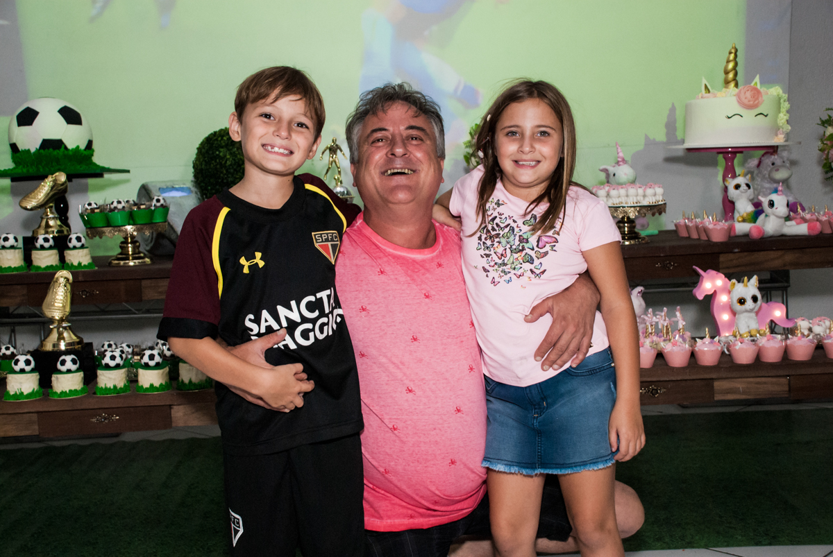 foto dos aniversariantes com o pai no Buffet Fábrica da Alegria, Morumbi, São Paulo, aniversário de Beatriz e Miguel 8 anos, tema da festa Unicórnio e Futebol