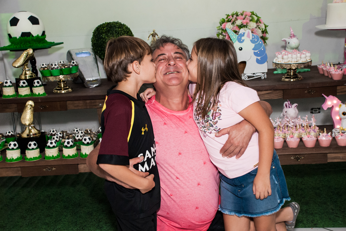 beijo sanduiche no Buffet Fábrica da Alegria, Morumbi, São Paulo, aniversário de Beatriz e Miguel 8 anos, tema da festa Unicórnio e Futebol