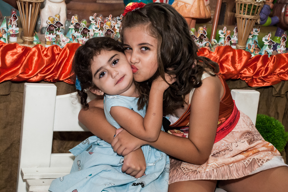 carinho com a prima no Buffet Mundo da Lua Butantã, São Paulo, aniversaário de Maria Eduarda 7 anos, Buffet Mundo da Lua, Butantã, São Paulo