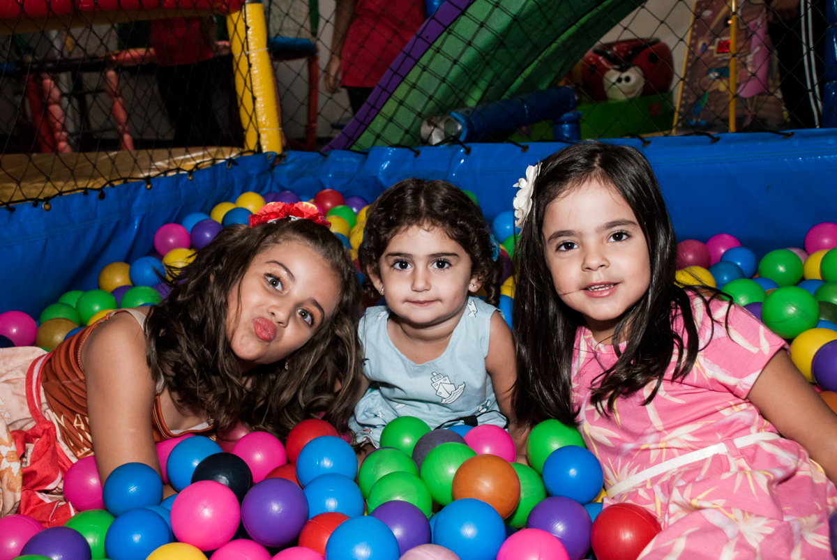 bagunça na piscina de bolinas no Buffet Mundo da Lua Butantã, São Paulo, aniversaário de Maria Eduarda 7 anos, Buffet Mundo da Lua, Butantã, São Paulo