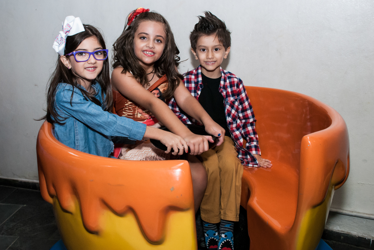 brincando no brinquedo gira gira no Buffet Mundo da Lua Butantã, São Paulo, aniversaário de Maria Eduarda 7 anos, Buffet Mundo da Lua, Butantã, São Paulo