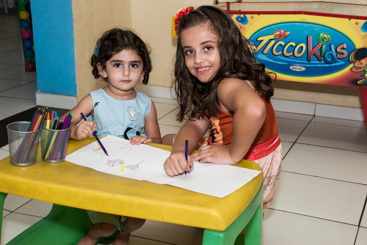 ensinando a prima escrever no Buffet Mundo da Lua Butantã, São Paulo, aniversaário de Maria Eduarda 7 anos, Buffet Mundo da Lua, Butantã, São Paulo