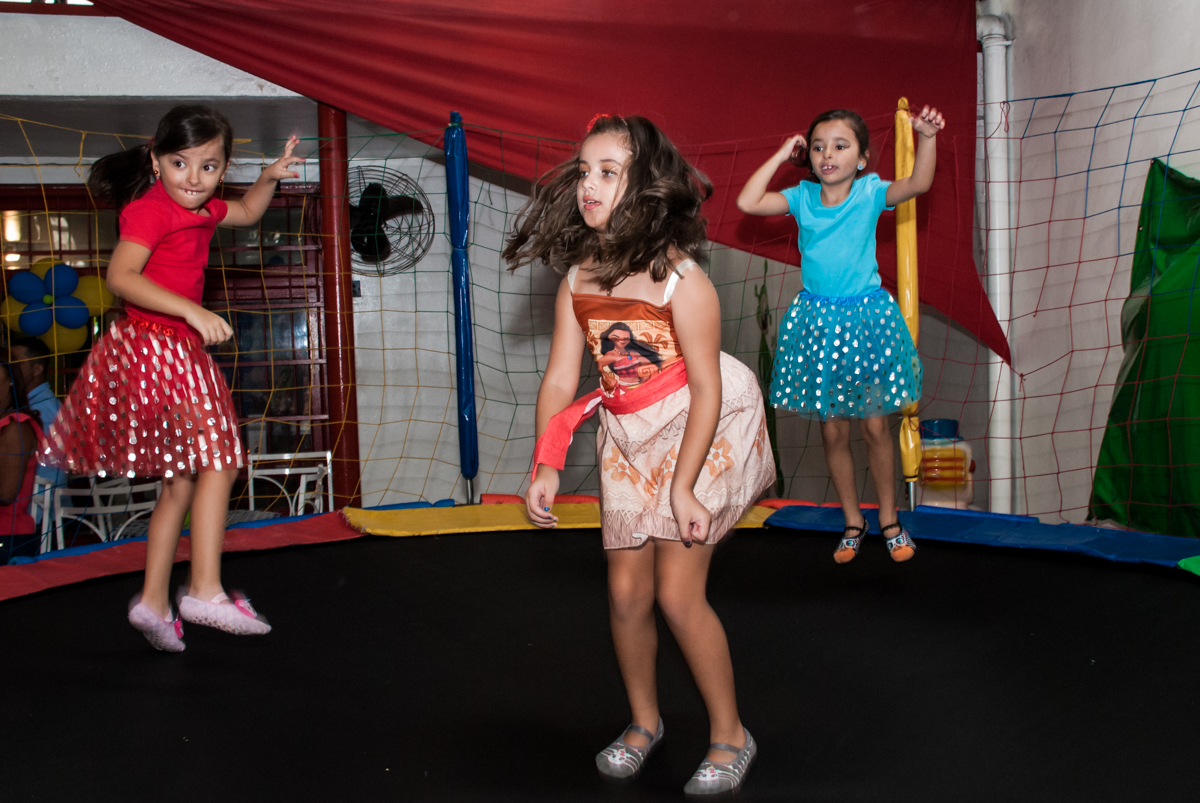 amigas brincam na cama elástica no Buffet Mundo da Lua Butantã, São Paulo, aniversaário de Maria Eduarda 7 anos, Buffet Mundo da Lua, Butantã, São Paulo