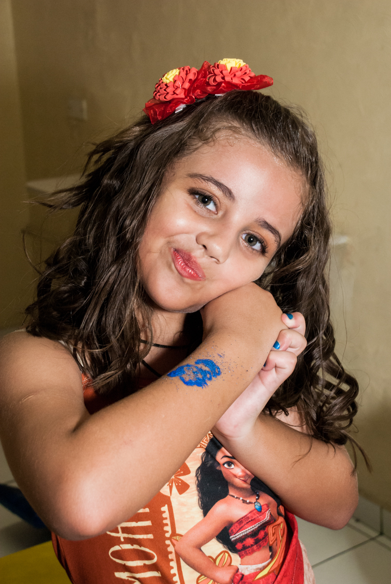 mostrando a pintura no Buffet Mundo da Lua Butantã, São Paulo, aniversaário de Maria Eduarda 7 anos, Buffet Mundo da Lua, Butantã, São Paulo
