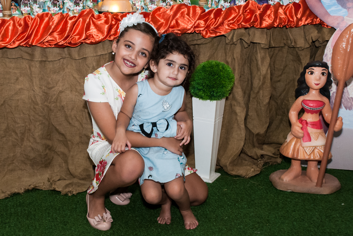 muito amor com a prima no Buffet Mundo da Lua Butantã, São Paulo, aniversaário de Maria Eduarda 7 anos, Buffet Mundo da Lua, Butantã, São Paulo